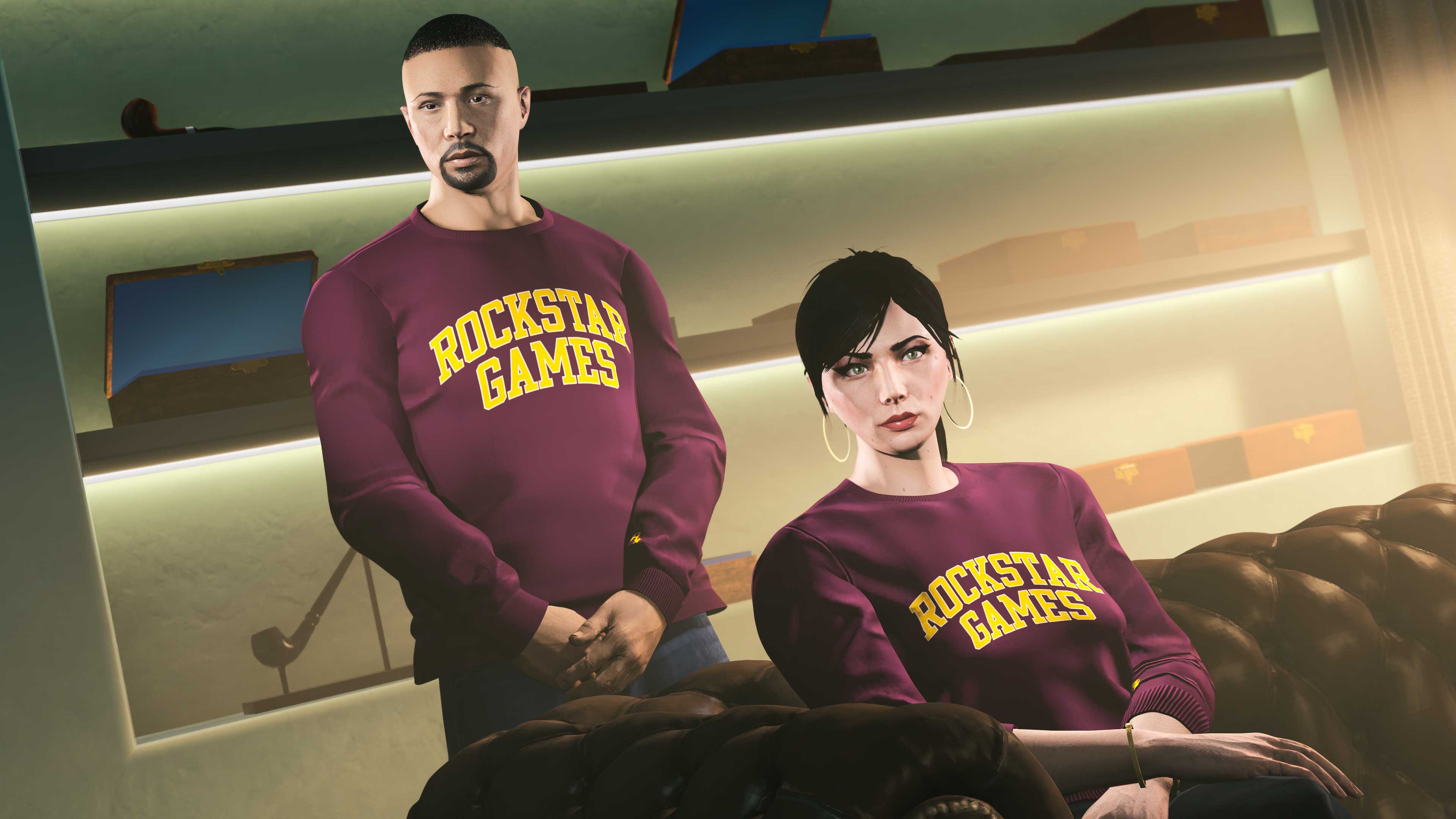 دو شخصیت GTA Online در حال پوز با پوشیدن پلیور Burgundy Rockstar Varsity Crewneck